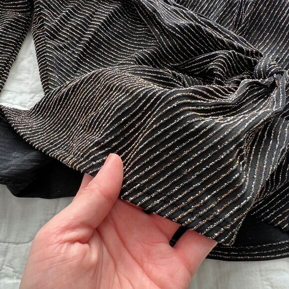 NWT Francesca’s Long Sleeve Wrap V-Neck Top glitter Embellished Size XS - Picture 7 of 10